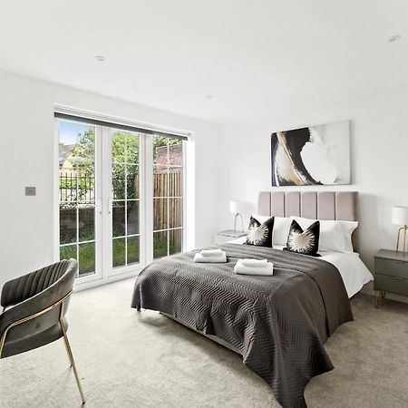Elegant Apartments In Staines L Free Onsite Parking Eksteriør billede