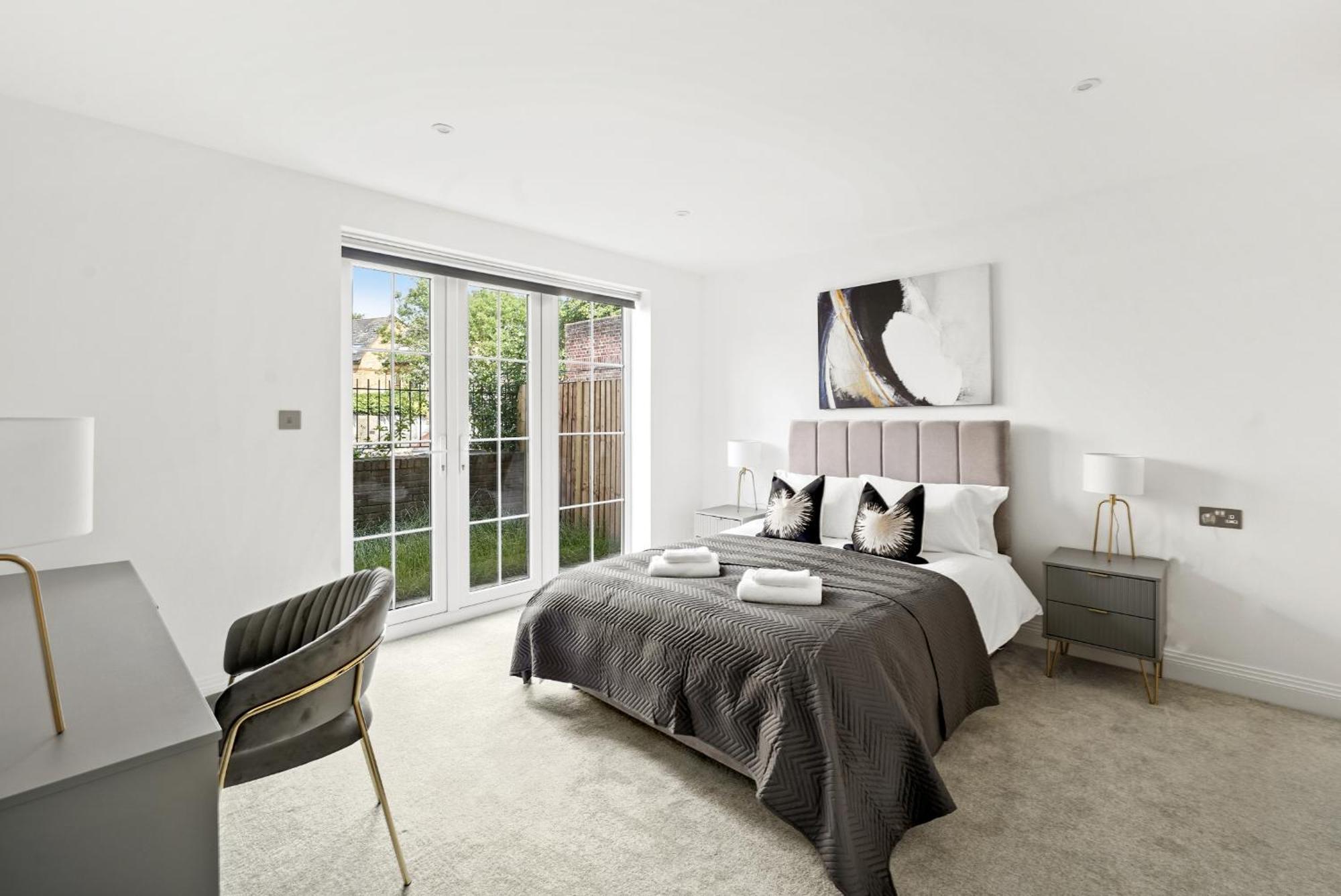 Elegant Apartments In Staines L Free Onsite Parking Eksteriør billede